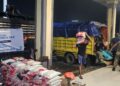 40 Ton bantuan beras pemerintah pusat telah sampai di Posko Induk Bencana Tanggap Darurat Banjir dan Longsor Sulsel, di Lapangan Andi Djemma, Belopa, Luwu, Kamis dini hari, (9/5/2024). (Foto: Humas Pemprov Sulsel)