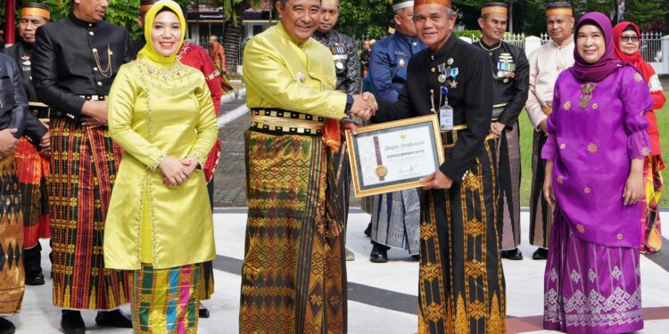 Pemprov Membagikan Penghargaan di Momen Hardiknas Pemprov Membagikan Penghargaan di Momen Hardiknas