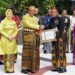 PjGubernur Sulsel, Bahtiar Baharuddin, memberikan penghargaan kepada sejumlah pihak pada Peringatan Hardiknas, Kamis, (2/5/2024). (Foto: Humas Pemprov Sulsel)