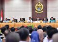 Penjabat Gubernur Sulsel, Bahtiar Baharuddin, memimpin rakor, di Ruang Pola Kantor Gubernur Sulsel, Kamis, (2/5/ 2024). (Foto: Humas Pemprov Sulsel)