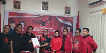 Pengambilan formulir Indira Jusuf Ismail diwakili LO-nya Irwansyah Syarifuddin yang diterima langsung oleh ketua DPC PDIP Makassar Andi Suhada Sappaile dan Kepala BP Pemilu PDIP Makassar, Raisul Jaiz