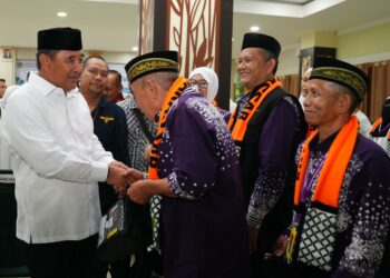 Pj Gubernur Sulsel melepas jemaah haji kloter 1 Embarkasi Makassar, Minggu, (12/5/2024)