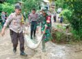 TNI/Polri membersihkan material banjir di Kecamatan Batulappa, Kabupaten Pinrang, Senin, (13/5/2024). (Foto: Faizal Lupphy/PijarNews)