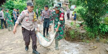 TNI/Polri membersihkan material banjir di Kecamatan Batulappa, Kabupaten Pinrang, Senin, (13/5/2024). (Foto: Faizal Lupphy/PijarNews)