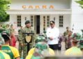 Penjabat Gubernur Sulsel, Bahtiar Baharuddin bersama Panglima Divisi 3 Kostrad, Mayjen TNI Bangun Nawoko melepas sepuluh truk bantuan untuk korban bencana di Luwu, Kamis, (16/5/2024).