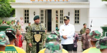 Penjabat Gubernur Sulsel, Bahtiar Baharuddin bersama Panglima Divisi 3 Kostrad, Mayjen TNI Bangun Nawoko melepas sepuluh truk bantuan untuk korban bencana di Luwu, Kamis, (16/5/2024).