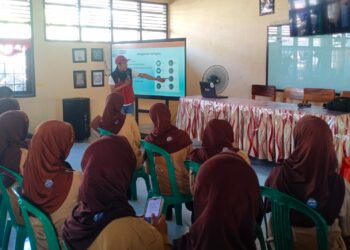 Pemaparan Materi Fotografi kepada Peserta Pelatihan Fotografi di SMAN 8 Pinrang. (Faizal/PijarNews)