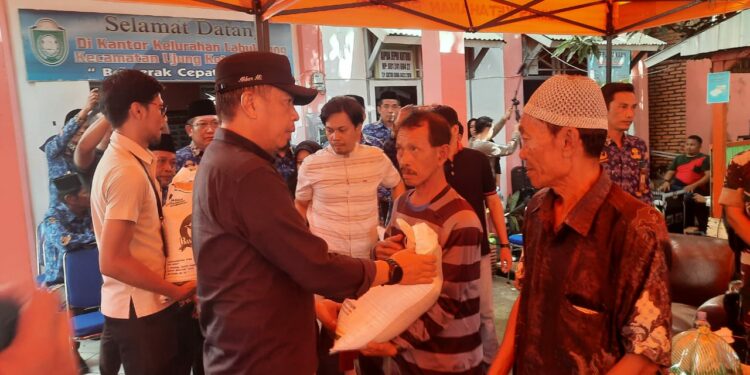 Pj Wali Kota Parepare Serahkan Beras Cadangan ke 8.605 KPM
