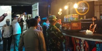 Polres Pinrang menggelar Patroli Gabungan bersama TNI dan Satpol-PP terkait peredaran Miras, Senin (20/5/2024). (Faizal/pijarnews.com)
