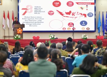 Penjabat Gubernur Sulawesi Selatan menghadiri acara 74 Tahun Persekutuan Gereja Indonesia (PGI) di Gedung Lilin UKI Paulus Makassar, Sabtu malam, (25/5/2024). (Foto: Humas Pemprov Sulsel)