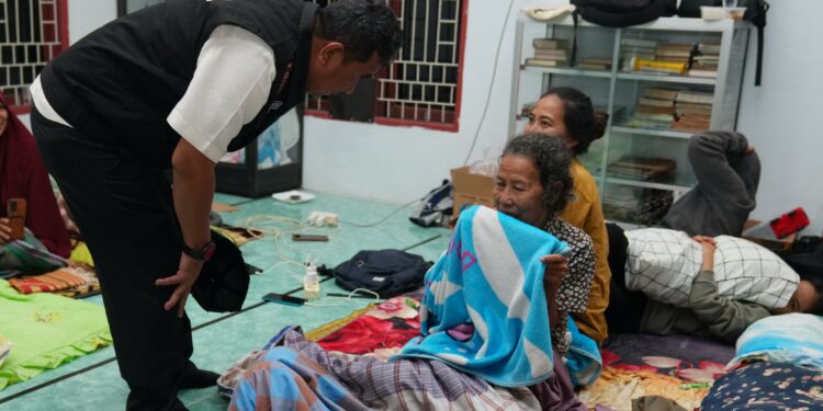 Pj Gubernur Sulsel Bawa Bantuan ke Titik Banjir Terparah di Luwu