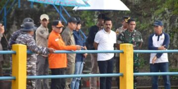 Penjabat Bupati Pinrang Ahmadi Akil (Kaos Putih) Meninjau Lokasi Terdampak Banjir.