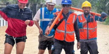 Petugas PLN Saat Melakukan Perbaikan Listrik di Lokasi Banjir Sidrap.