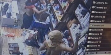 Dua Pria Terekam CCTV Mencuri Rokok di Toko Kelontong Parepare. (Foto: Tangkapan Layar CCTV)
