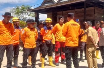 Keterangan Foto: Kepala Basarnas Kota Parepare, Dadang Tarkas memberikan pengarahan pencarian korban hilang di Enrekang. (Foto: Istimewa)