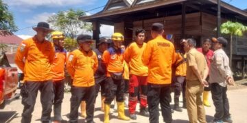 Keterangan Foto: Kepala Basarnas Kota Parepare, Dadang Tarkas memberikan pengarahan pencarian korban hilang di Enrekang. (Foto: Istimewa)