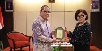 Wali Kota Makassar Moh Ramdhan Pomanto bersama Rektor Universitas Gadjah Mada (UGM) Prof. dr Ova Emilia menyepakati kerja sama mewujudkan Kota Rendah Karbon di Indonesia