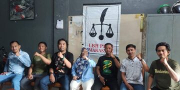 Penasehat Hukum Tergugat, Fajriani Langgeng (tengah) bersama para jurnalis