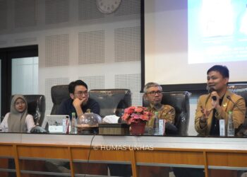 Wakil Ketua Komisi Informasi Pusat Dr. H. Arya Sandhiyudha, S.Sos., M.Sc narasumber kuliah tamu yang digelar  di Aula Prof. Syukur Abdullah, Lantai 3 Fisip Unhas, Kampus Unhas Tamalanrea, Makassar, Selasa (21/5/2024)