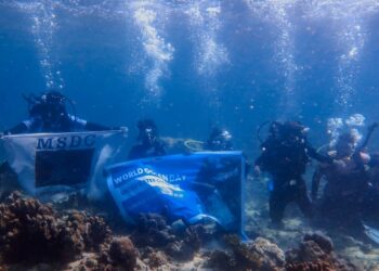 MSDC Unhas Gelar Aksi Underwater Clean Up di Pulau Barrang Lompo