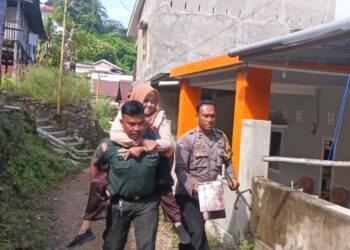 Aksi Heroik TNI/Polri Gendong Lansia Penyandang Disabilitas ke Acara Bakti Sosial