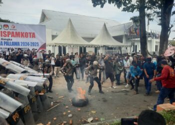 Ratusan Personel Gabungan Simulasi Pengamanan Pilkada di KPU Kota Parepare