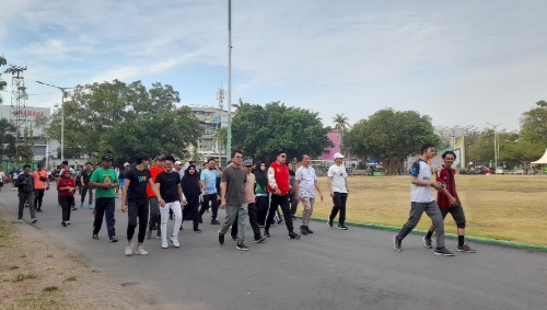 Joging di Lapangan Andi Makkasau, Cara PJ Wali Kota Parepare Interaksi dan Ajak Masyarakat Hidup Sehat Joging di Lapangan Andi Makkasau, Cara PJ Wali Kota Parepare Interaksi dan Ajak Masyarakat Hidup Sehat