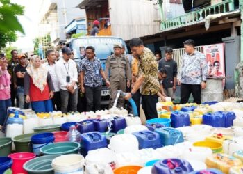 Pasokan Air Kurang, Pjs Wali Kota Salurkan Air Bersih Gratis PDAM Makassar di Tallo