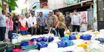 Pasokan Air Kurang, Pjs Wali Kota Salurkan Air Bersih Gratis PDAM Makassar di Tallo