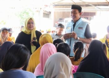 Erat Bersalam Disambut Seruan ‘Nomor 4 Menang’ di Kebun Sayur