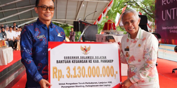 Kunker di Pangkep, Prof Zudan Serahkan Bantuan Senilai Lebih Rp3 M