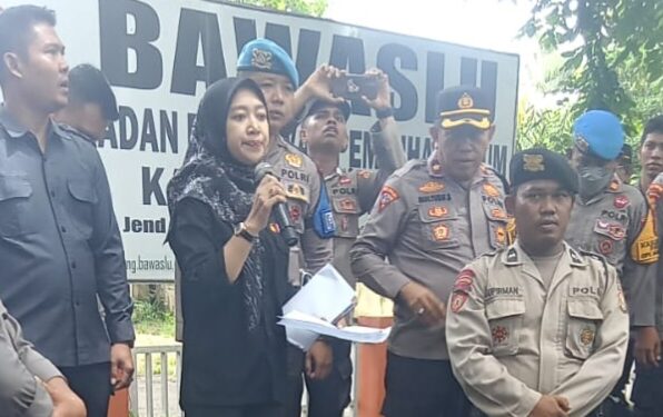Temui Massa Unjuk Rasa, Ketua Bawaslu Pinrang: Klarifikasi Sesuai Mekanisme