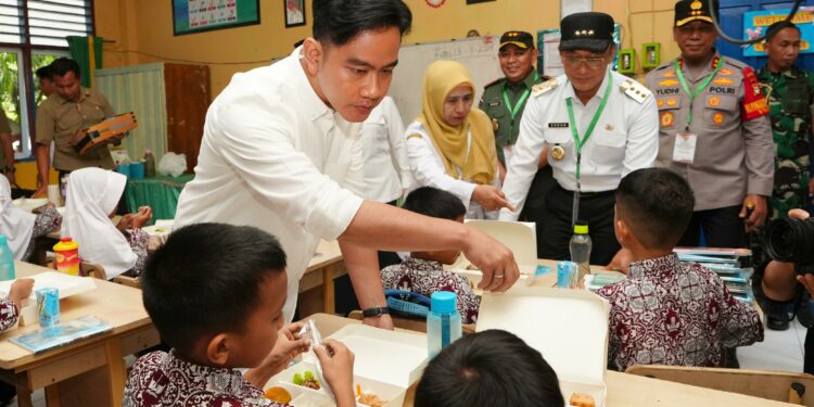 Pj Gubernur Sulsel Dampingi Wapres Tinjau Makan Bergizi Gratis di Maros Pj Gubernur Sulsel Dampingi Wapres Tinjau Makan Bergizi Gratis di Maros