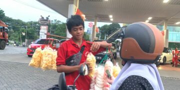 Bercita-cita Bangun Rumah Makan, Arman Semangat Jual Kerupuk Sepulang Sekolah