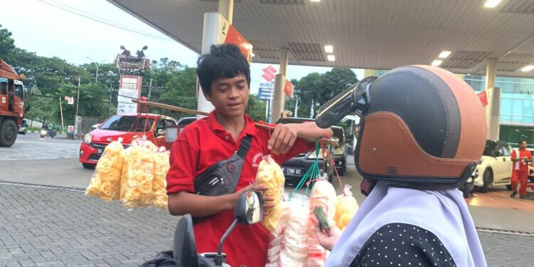 Bercita-cita Bangun Rumah Makan, Arman Semangat Jual Kerupuk Sepulang Sekolah