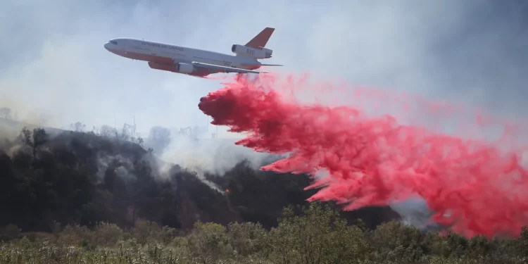 Apa Itu Zat Penghambat Api Merah Muda untuk Memadamkan Kebakaran Hutan di Los Angeles?