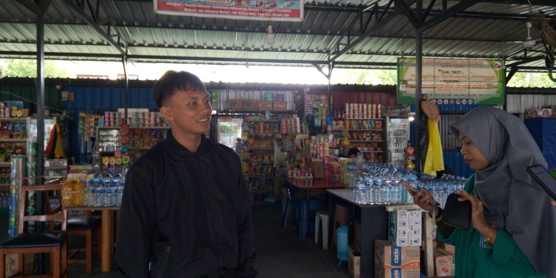 Salah seorang penumpang kapal.