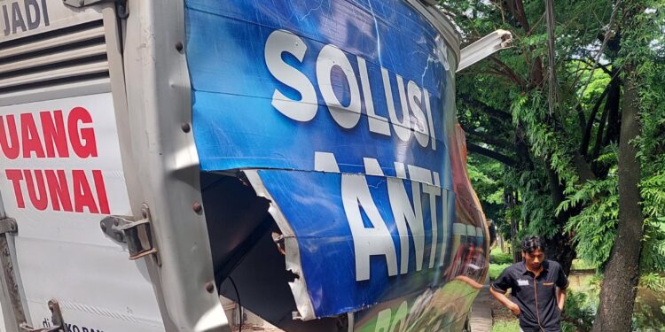 Lagi, Bodi Mobil Ringsek Tersangkut Batang Pohon di Jl Inspeksi PAM