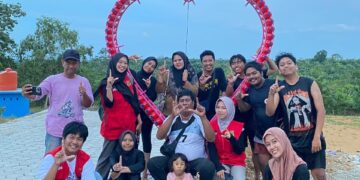 Mahasiswa KKN-T Unhas Olah Limbah Plastik Jadi Ecobrick Untuk Tempat Wisata