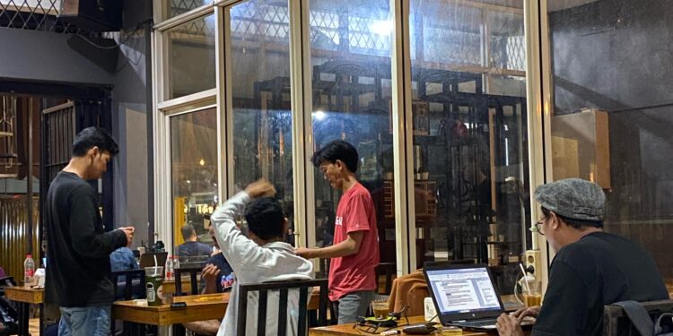 Terlalu Asyik Memutar Waktu Terlalu Asyik Memutar Waktu