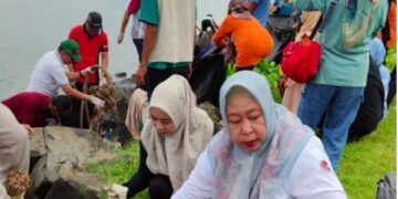 Dipimpin Wali Kota, Manajemen dan Staf RSUD Andi Makkasau Turut Kerja Bakti di Taman Mattirotasi