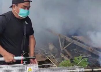 Cegah DBD, Anggota DPRD Sidrap Turun Langsung Lakukan Fogging di Massepe