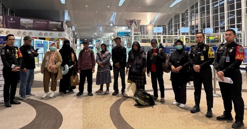 Imigrasi Tunda Keberangkatan 1.243 JCH dari Sejumlah Bandara Termasuk Bandara Sultan Hasanuddin Imigrasi Tunda Keberangkatan 1.243 JCH dari Sejumlah Bandara Termasuk Bandara Sultan Hasanuddin