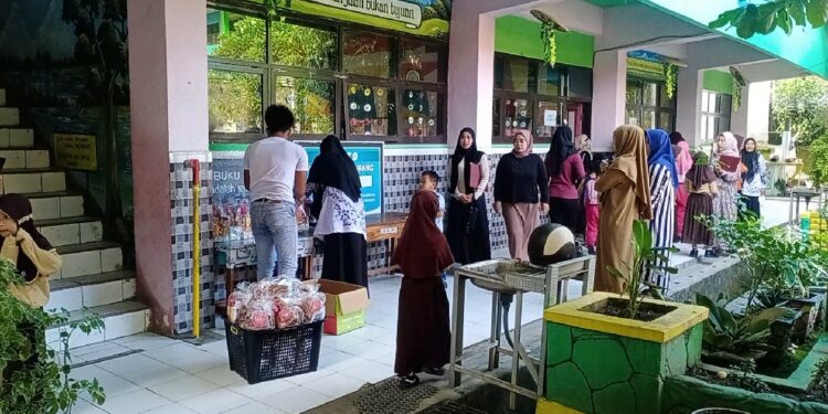 Libur Sekolah, 2040 Paket MBG Makanan Kering Disalurkan di Pinrang Libur Sekolah, 2040 Paket MBG Makanan Kering Disalurkan di Pinrang