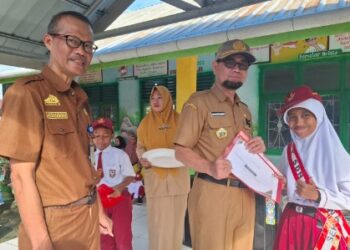 Hari Pertama Sekolah, Siswa SDN 3 Arawa Dapat Motivasi Langsung Kepala Diskominfo Sidrap