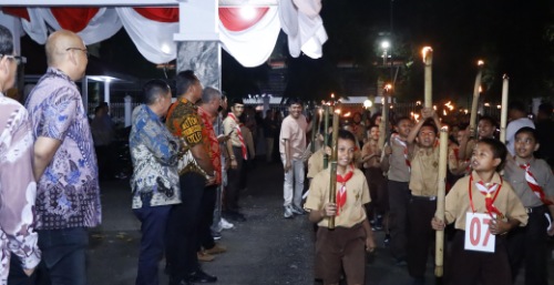 Pawai Obor Warnai HUT ke-80 RI di Pinrang Pawai Obor Warnai HUT ke-80 RI di Pinrang