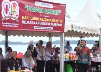 Kejari Parepare Gelar Pasar Murah di Taman Mattirotasi