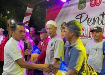 Tutup Pentas Seni HUT RI, Bupati Sidrap Serahkan Benih Padi
