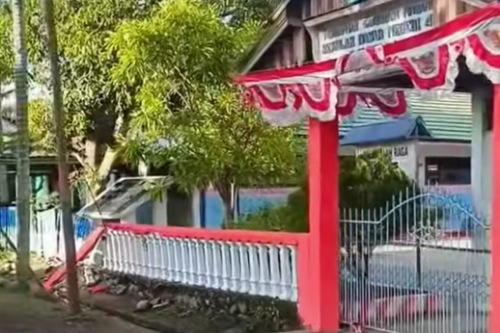 Pintu Pagar Sekolah di Pinrang Digembok, Siswa Masuk Lewat Pagar Roboh Pintu Pagar Sekolah di Pinrang Digembok, Siswa Masuk Lewat Pagar Roboh