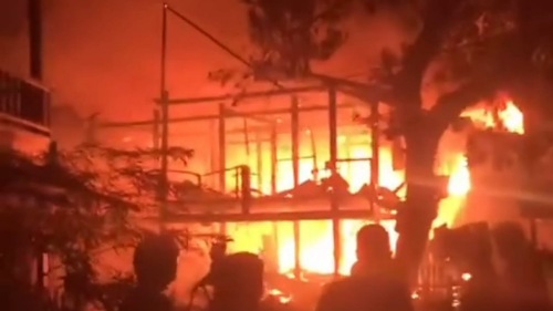 Jalan Menara Mendadak Riuh, 5 Rumah Ludes hingga Memakan 2 Nyawa Jalan Menara Mendadak Riuh, 5 Rumah Ludes hingga Memakan 2 Nyawa